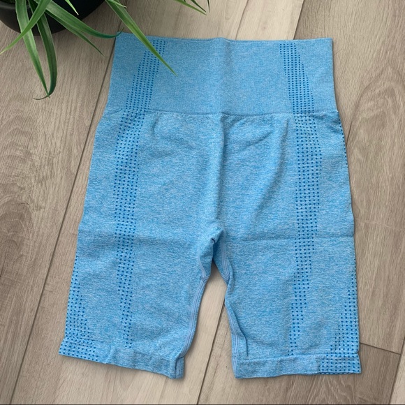 🔥SALE🔥SET/High Waist Biker Shorts & crop top - Picture 3 of 13